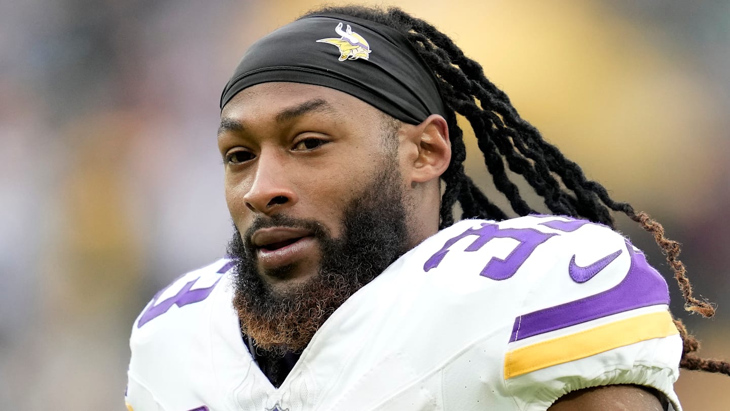 [ad_1] Aaron Jones a devenit punctul central al discuţiilor din biroul de operaţiuni al Minnesota Vikings, deoarece contractul său de 20 milioane de dolari pentru două sezoane generează un impact de 14 milioane de dolari asupra sălii de salarii în sezonul 2026, iar echipa se confruntă cu un deficit estimat de peste 35 milioane de dolari la plafonul salarial 2026