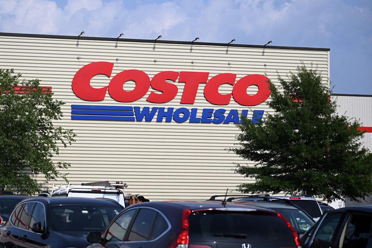 [ad_1] Costco (NASDAQ: COST) a înregistrat în ultimele şase luni o scădere de aproximativ 10 % a preţului acţiunilor, în timp ce rata de reînnoire a membrilor din America de Nord rămâne la un nivel ridicat de 92 %