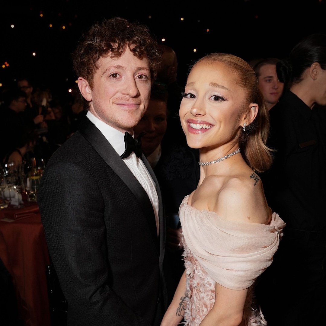 Ethan Slater în episodul SNL găzduit de Ariana Grande