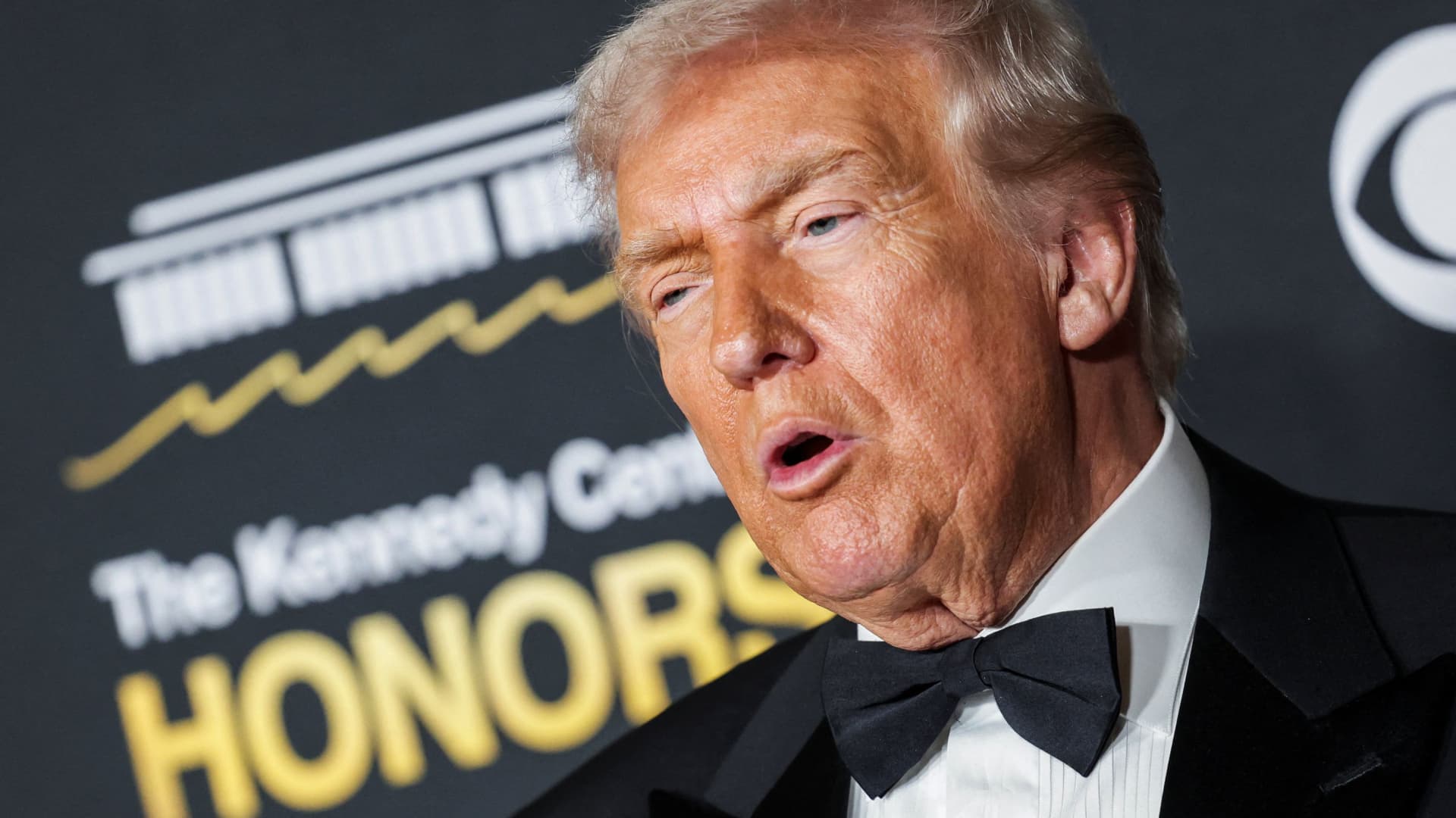 Casa Albă anunță redenumirea Kennedy Center în „Trump‑Kennedy Center”.