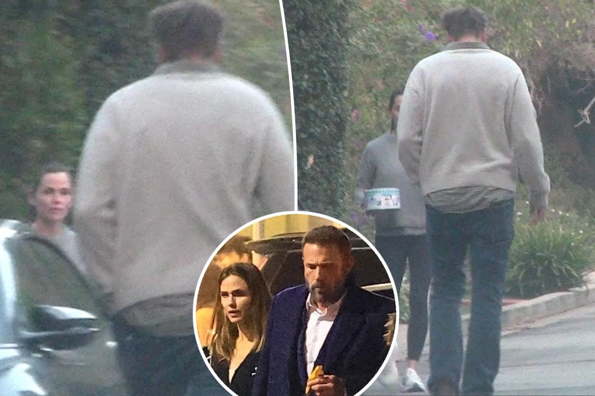 [ad_1] Jennifer Garner și John Miller au fost surprinși luni în Los Angeles, în timp ce își schimbau cadouri de Crăciun lângă mașinile lor, eveniment care a devenit rapid subiect de discuție în presa de divertisment