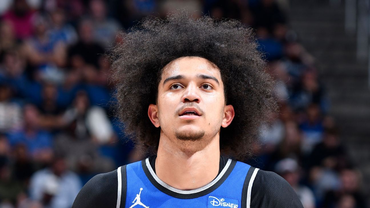 [ad_1] Emirates NBA Cup 2025 continuă marţi cu două dueluri decisive în cadrul fazei de sferturi, iar fanii fantasy basketball și pariorii pot găsi informații actualizate despre meciurile Heat – Magic și Knicks – Raptors, incluzând recomandări de streameri, pariuri și valori DFS