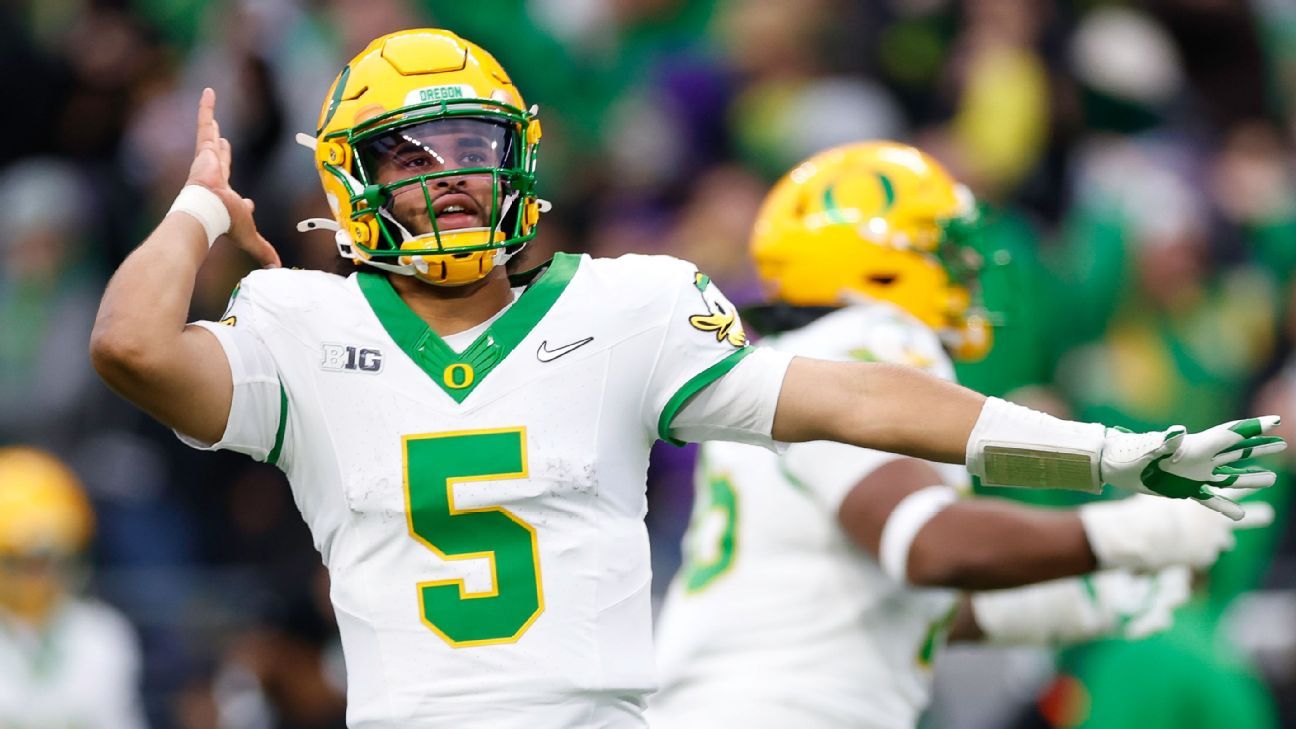 [ad_1] Dante Moore, quarterbackul Oregon Ducks, a petrecut anul 2024 ca „gap year” pentru a învăța și a se adapta la noul sistem, revenind în 2025 ca alternativă de încredere în College Football Playoff