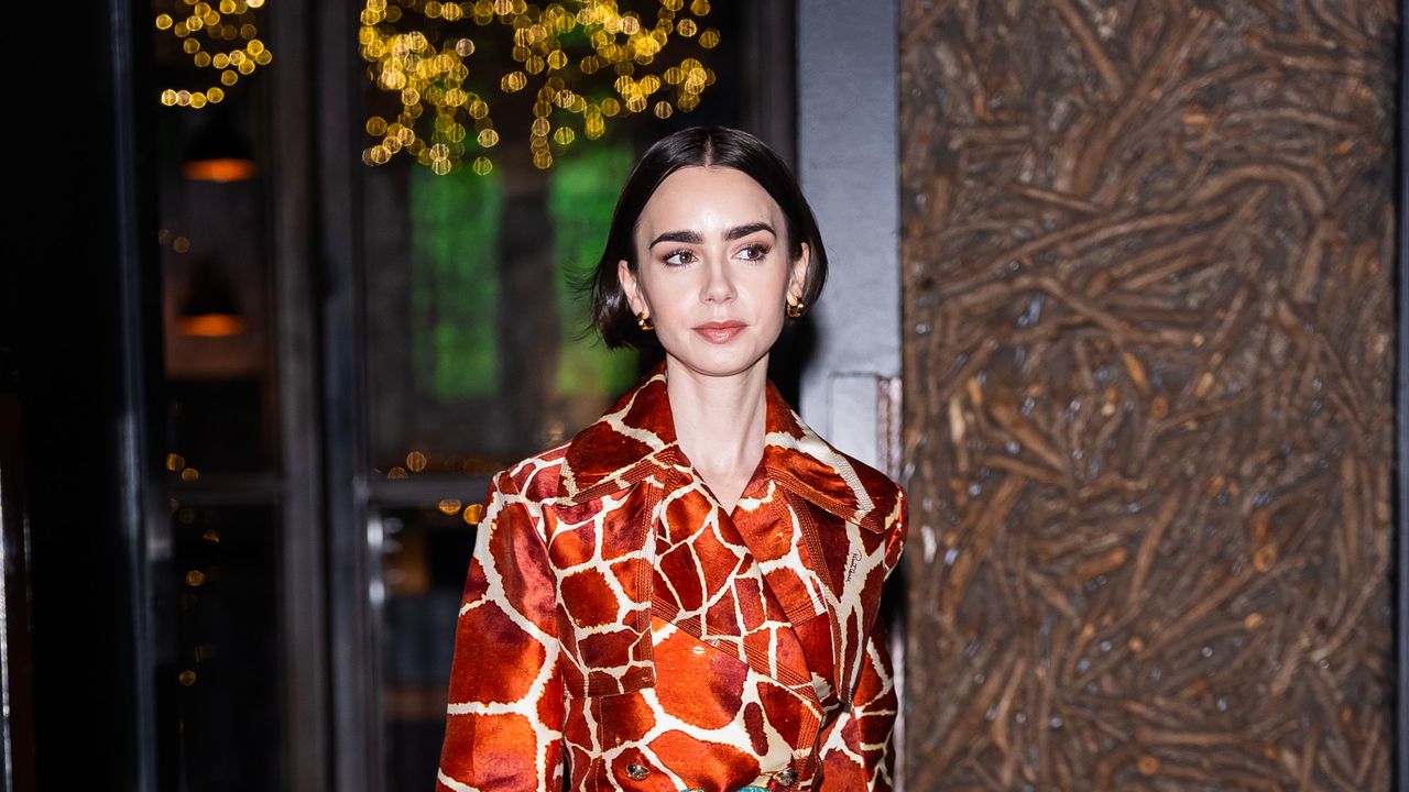 [ad_1] Lily Collins, principală actriță a seriei „Emily in Paris”, a continuat să promoveze sezonul viitor al producţiei printr‑o apariţie îmbrăcată în stilul maximalist al personajului său
