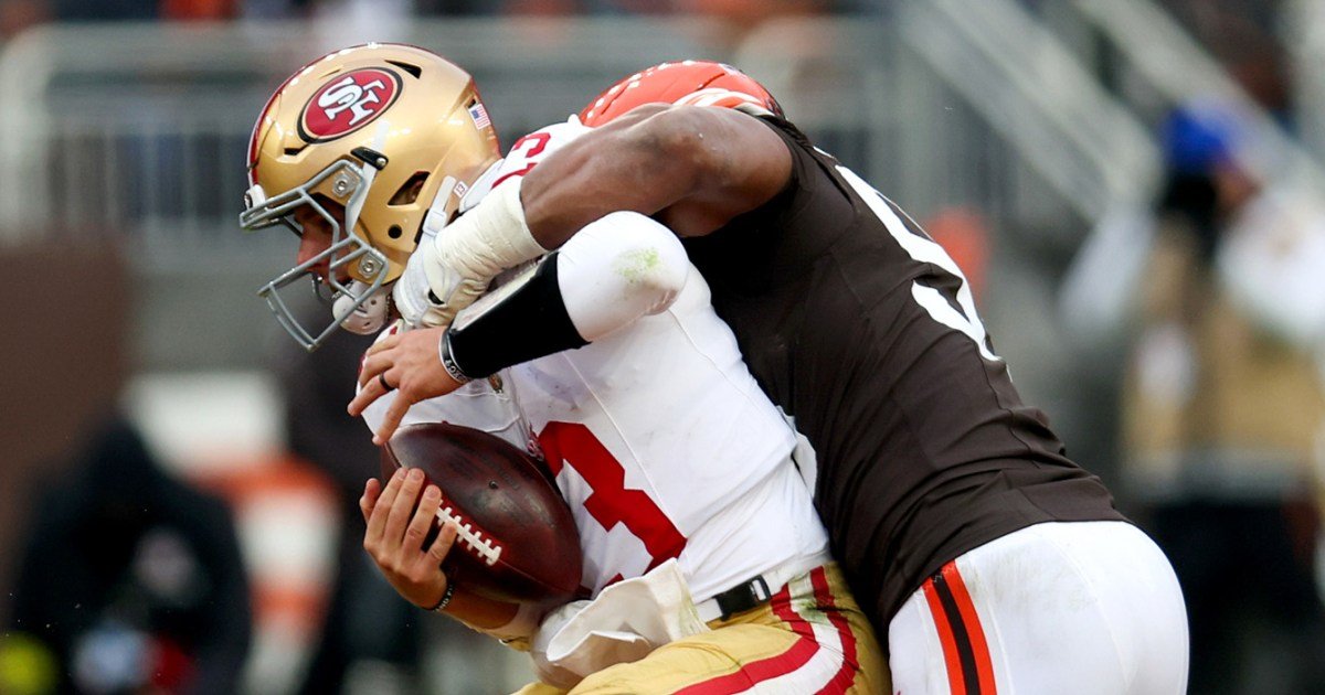 Myles Garrett aproape de recordul de sack-uri din NFL. Dar al cui e recordul, de fapt?