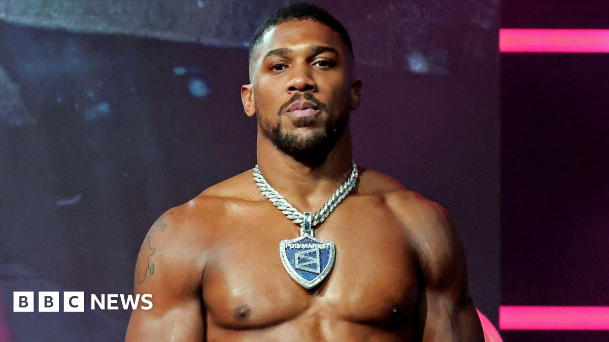 Anthony Joshua implicat într-un accident rutier: Două victime decedate Anthony Joshua, cunoscutul pugilist britanic, a fost implicat într-un grav accident rutier în Nigeria, care s-a soldat cu moartea a două persoane