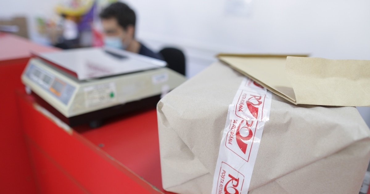 Taxa pentru coletele din afara UE va încurca livrările online în România România se pregătește pentru schimbări majore în comerțul online, începând cu 1 ianuarie 2026, când va fi impusă o nouă taxă de 25 de lei (aproximativ 5 euro) pentru fiecare colet cu valoare sub 150 de euro, care provine din afara Uniunii Europene