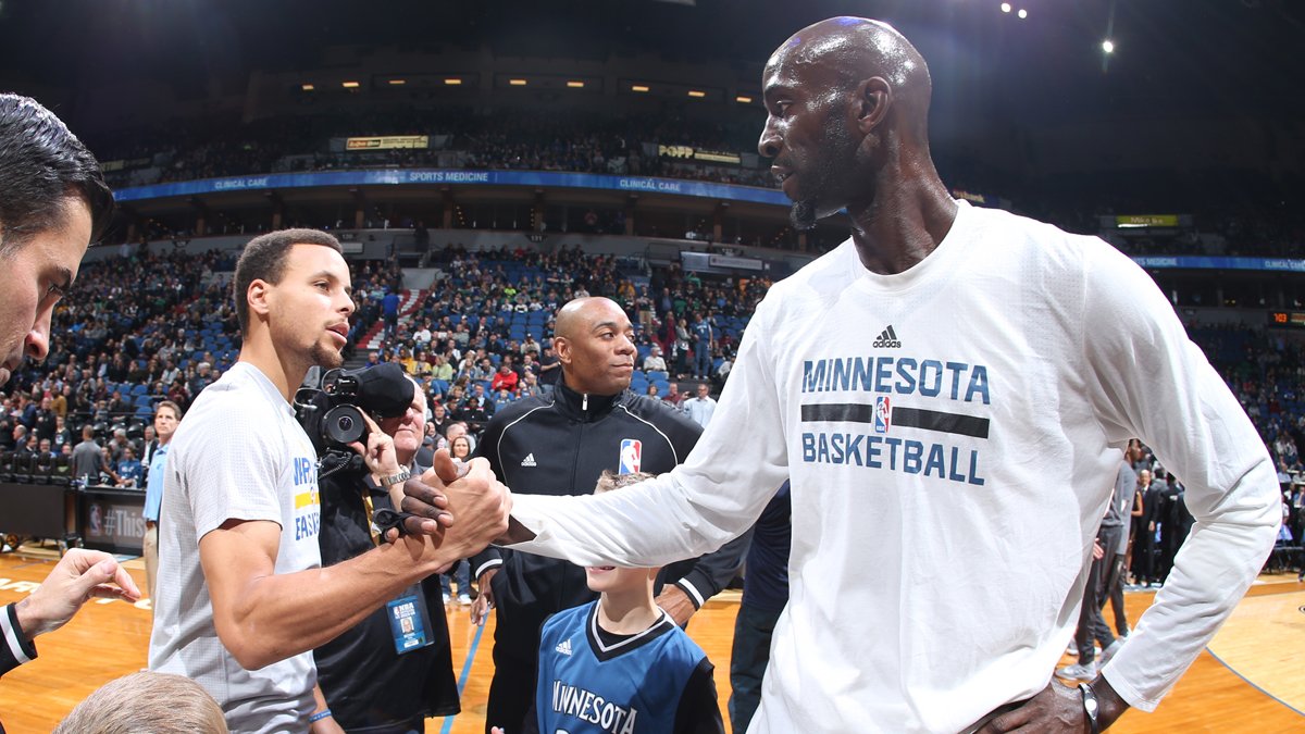 [ad_1] În recenta discuție de la podcastul „Ticket and The Truth”, Kevin Garnett a declar​at că Steph Curry GOAT al acestei perioade NBA, subliniind impactul său asupra jocului și dominarea echipei Warriors în ultimele două decenii