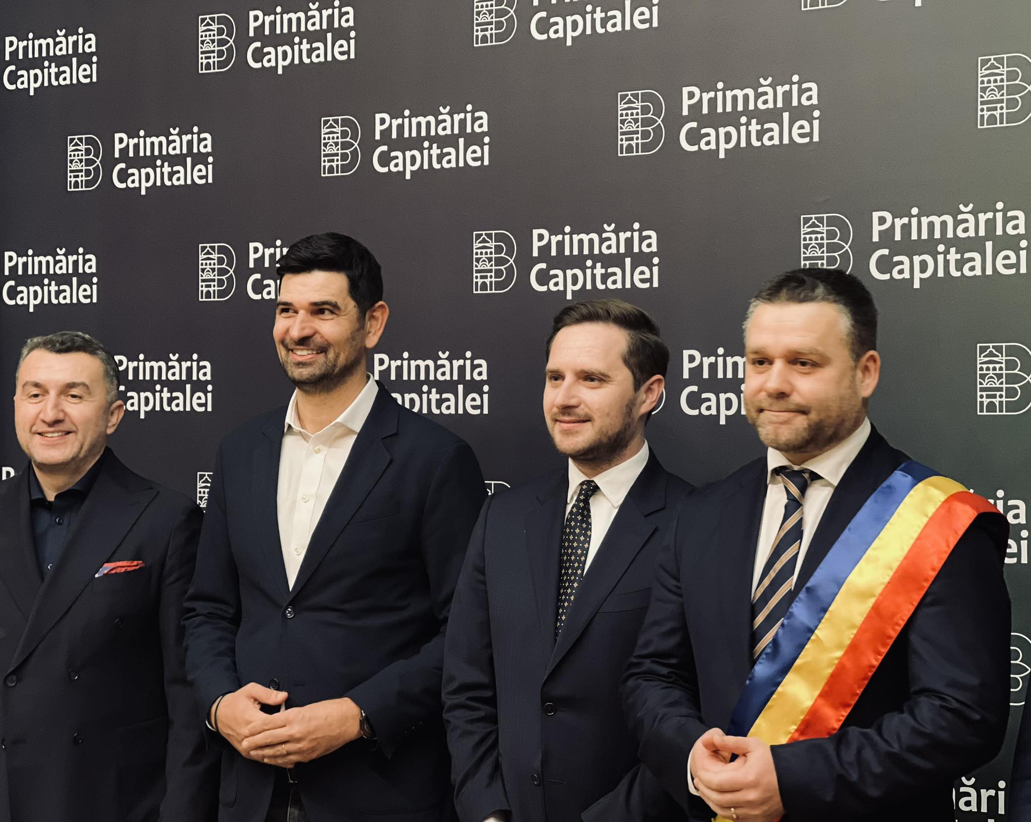 Primarul Stelian Bujduveanu felicită și îi urează succes noului Primar General al Bucureștiului, Ciprian Ciu…