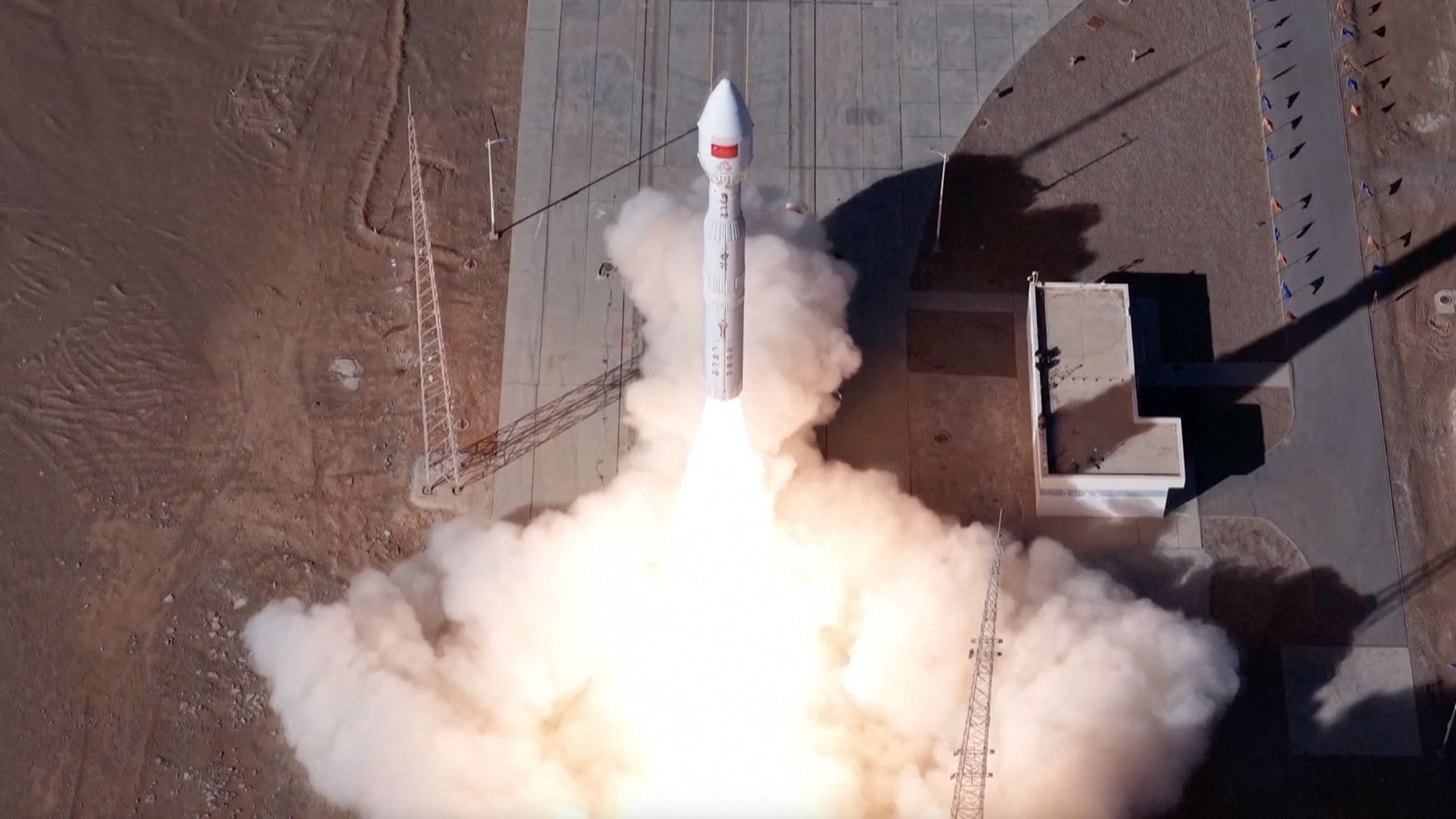 [ad_1] Un satelit al rețelei sateliți Starlink a evitat o potențială coliziune în spațiu cu unul dintre cele nouă obiecte lansate de racheta chineză Kinetica 1, demonstrând riscurile din ce în ce mai mari ale „deconflictării” sateliților în orbită