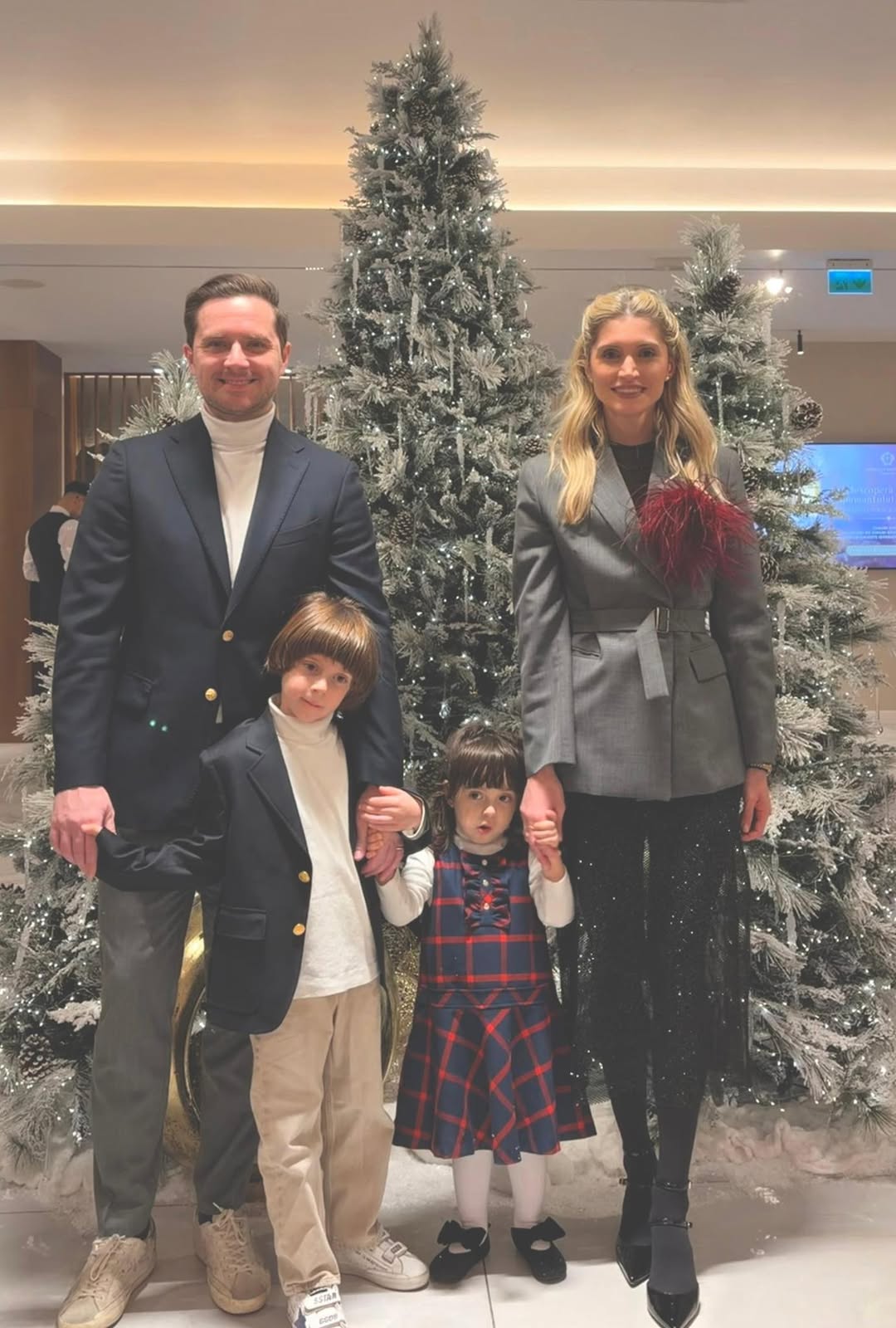 Primarul Stelian Bujduveanu transmite pe Facebook: „Crăciunul înseamnă familie, liniște și recunoștință – vă doresc sărbători cu pace”