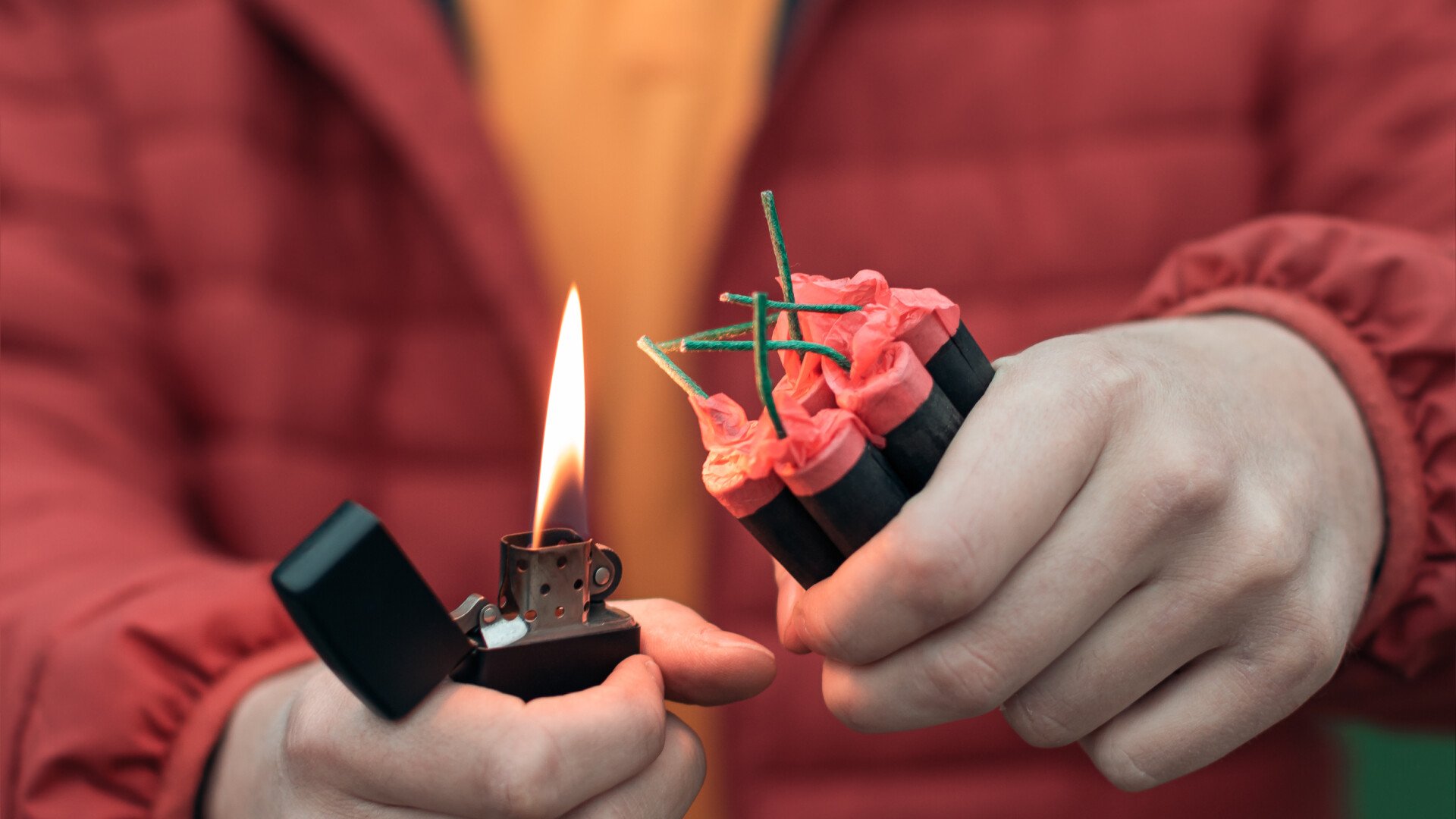 Poliția confiscă 100 de tone de artificii neautorizate, iar mii de petarde descoperite în Vâlcea Într-o acțiune coordonată, polițiștii au confiscat 100 de tone de artificii și articole pirotehnice neautorizate în întreaga țară, punând în evidență un val crescut de activități ilegale înainte de sărbători