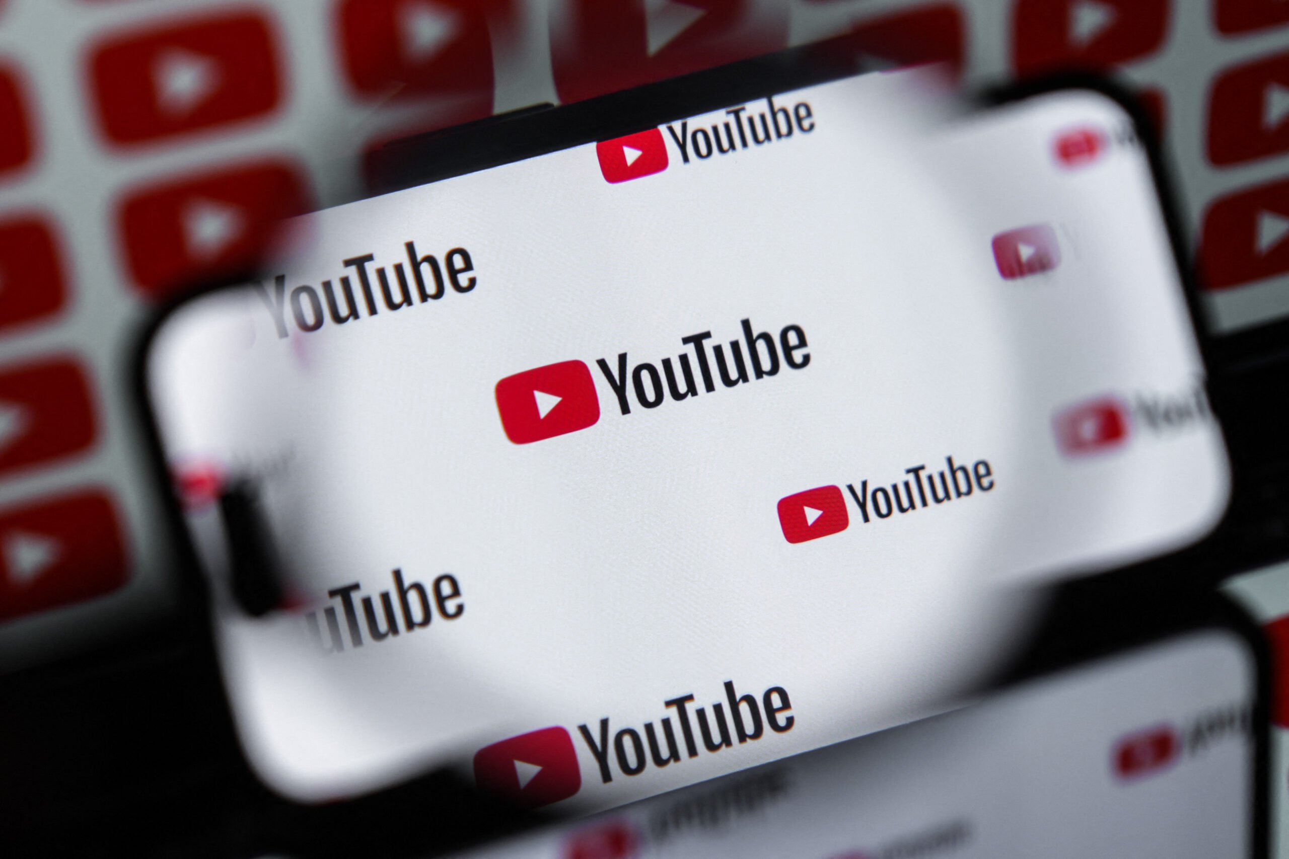 [ad_1] Conținutul generat cu inteligența artificială a devenit subiect de interes după ce platforma de editare video Kapwing a analizat 15.000 dintre cele mai populare canale YouTube din lume, evidenţiind 278 de canale care publică materiale create cu ajutorul AI