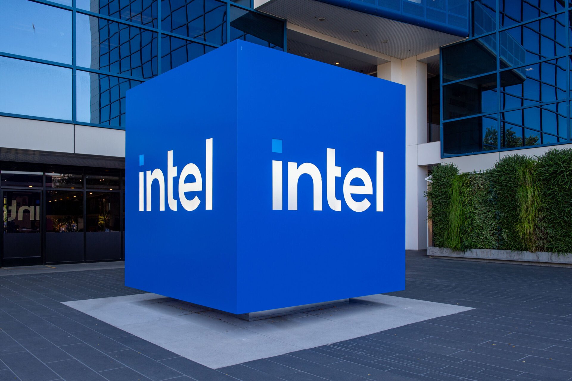 Comisia Europeană menține sancțiunea antitrust împotriva Intel, reducând amenda.