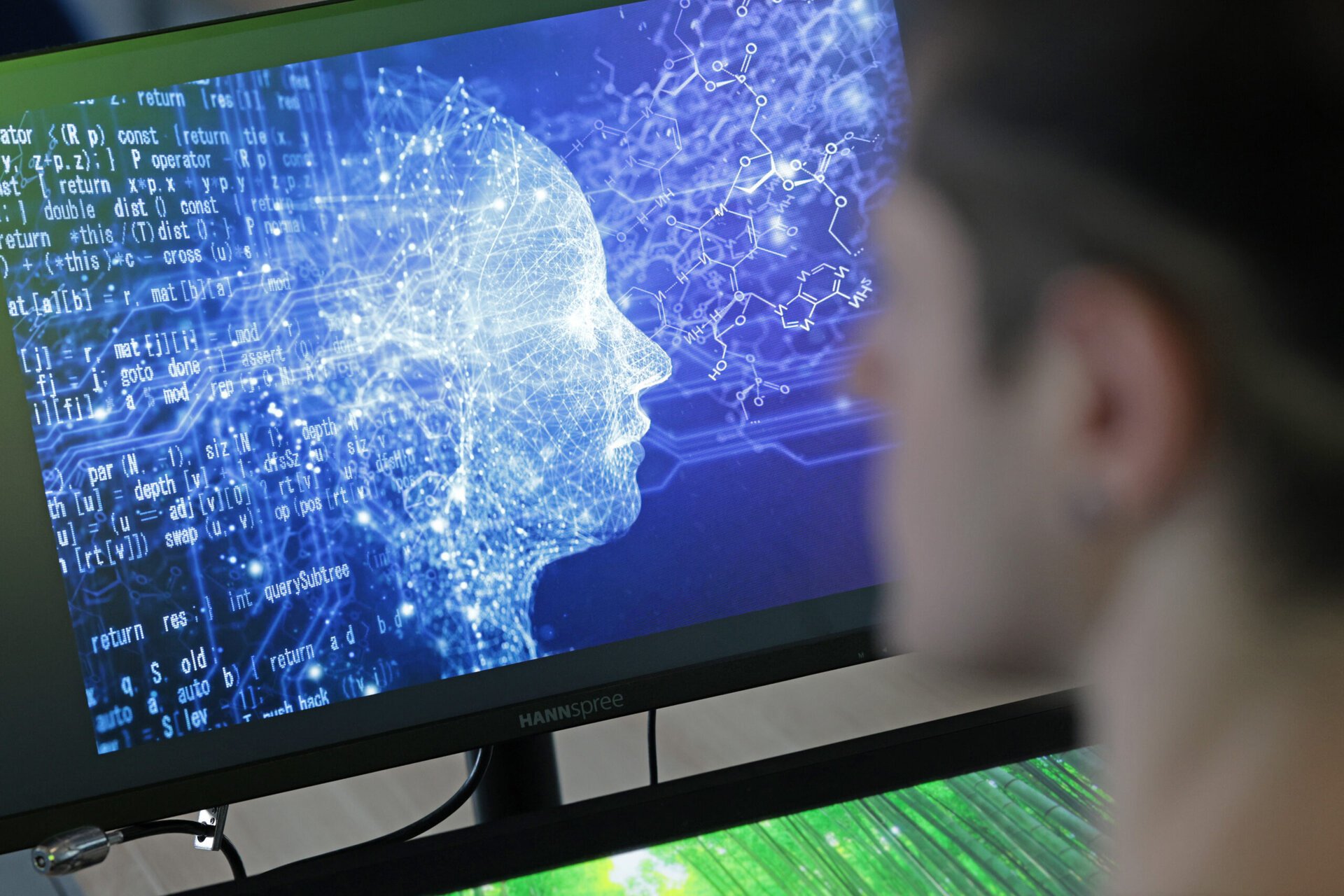 [ad_1] În anul 2025, tehnologia AI a făcut un salt semnificativ în crearea de conținut deepfake, astfel încât acest tip de material devine tot mai dificil de distins de realitate