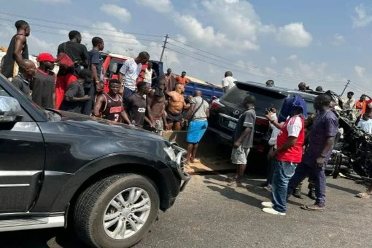 Anthony Joshua, implicat într-un accident rutier mortal în Nigeria Celebrul boxer britanic Anthony Joshua a fost implicat într-un accident rutier tragic în Nigeria, care s-a soldat cu moartea a două persoane