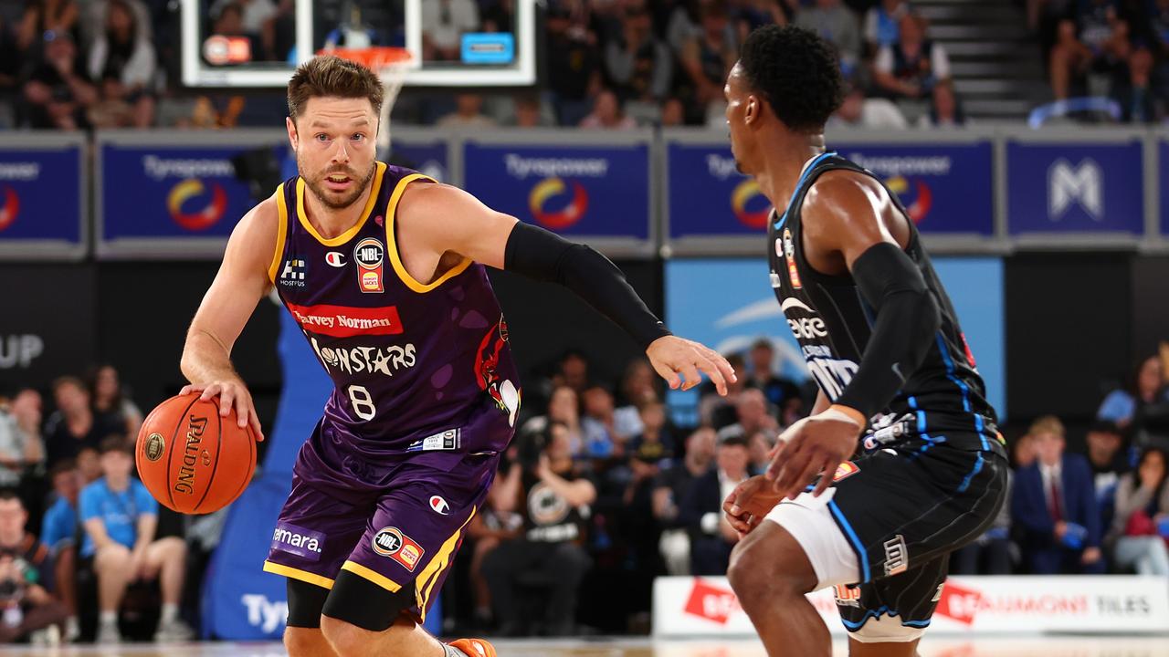 [ad_1] Sydney Kings a obținut victoria în prelungiri împotriva Melbourne United, încheind meciul cu 92‑86 și marcând a doua înfrângere consecutivă a United în prelungiri