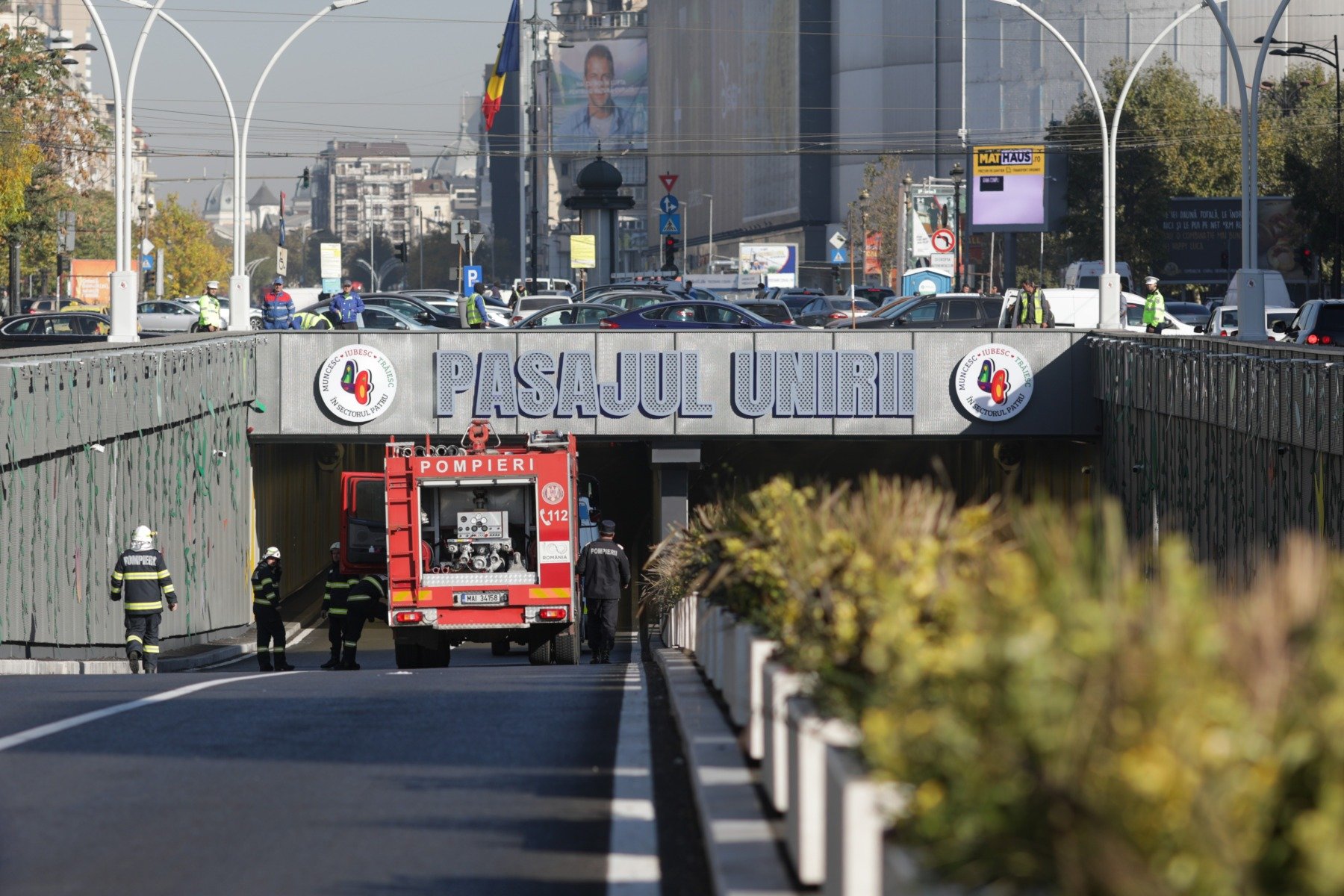Accident grav în centrul Capitalei: un tânăr a pierdut controlul mașinii într-un pasaj aglomerat Dimineața zilei de 28 decembrie a fost marcată de un incident rutier grav, petrecut în pasajul pietonal Unirii, în ciuda orelor linistite, în jurul orei 04:25
