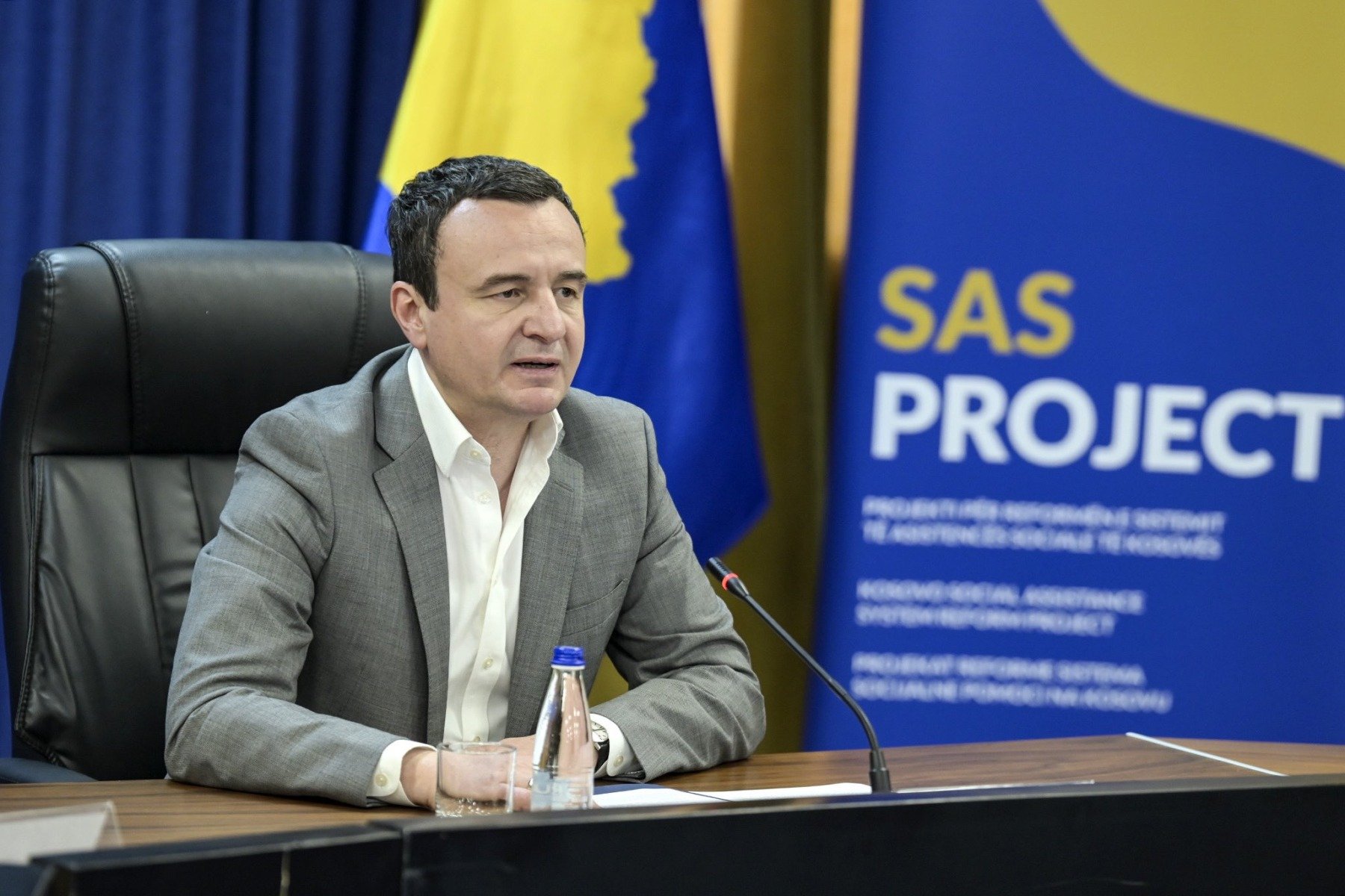 Alegeri anticipate în Kosovo: Partidul premierului Albin Kurti, fost deținut politic în perioada dominației sârbe, obține o victorie clară; țara rămâne fără guvern funcțional din februarie