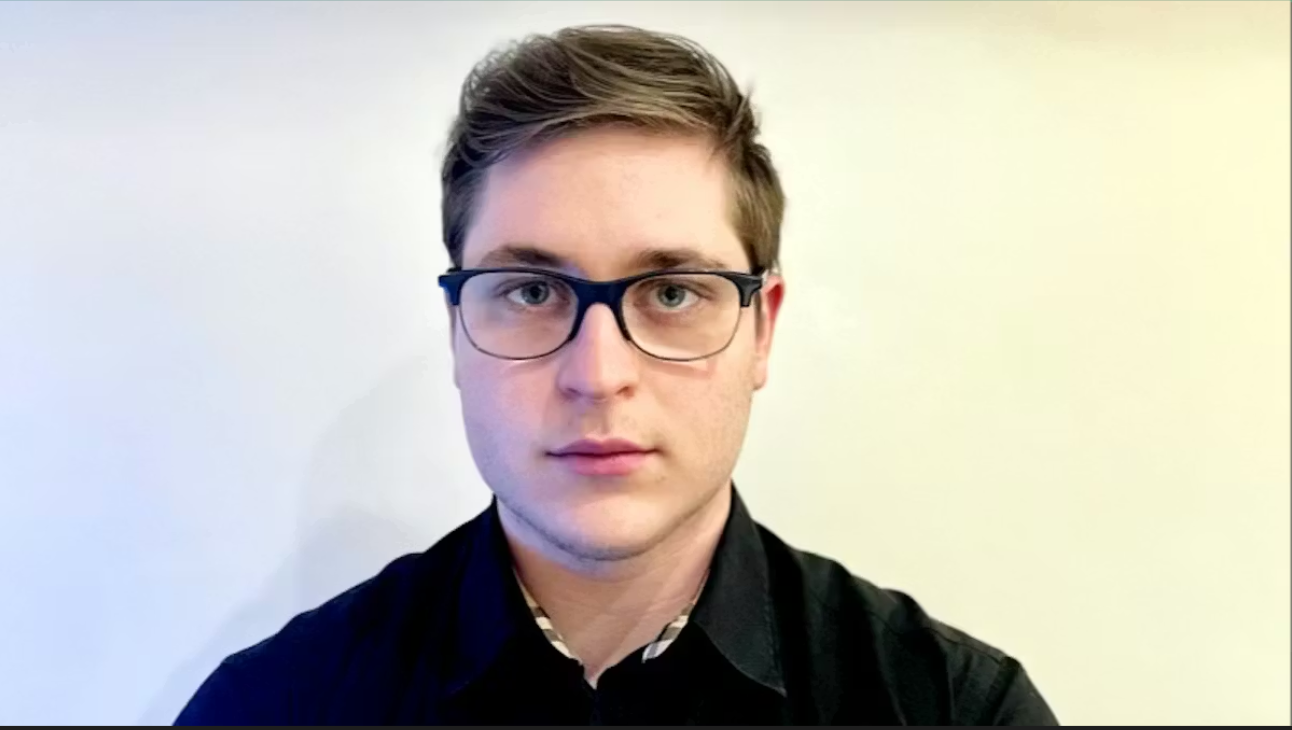 [ad_1] Alexandru Godoroja combină data‑engineering și producţia muzicală, dezvoltând o soluţie de inteligenţă spaţială pentru camere destinată companiilor mari