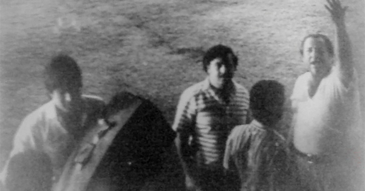 [ad_1] Pablo Escobar, liderul Cartelului de Medellín, a intrat în criză diplomatică în aprilie‑mai 1984, când asasinarea ministrului justiției Rodrigo Lara Bonilla a amplificat presiunea americană pentru extrădarea sa în Statele Unite și a declanșat o serie de evacuări ale familiei