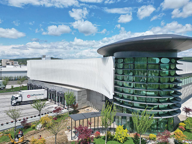 Carmistin, liderul cărnii de pasăre deţinut de familia Paraschiv, a luat un credit sindicalizat de 500 mil. euro. Este cea mai mare finanţare privată pentru o companie de acest tip