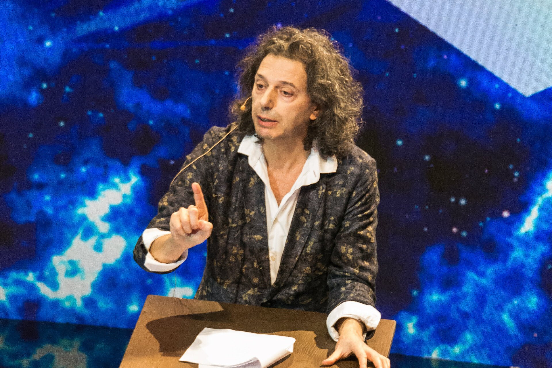 [ad_1] Inteligența artificială generativă a devenit subiect de dezbatere la nivel mondial, după ce filosoful francez Eric Sadin a adresat un apel la UNESCO pentru o „luptă la nivel de civilizație” împotriva utilizării necontrolate a AI în cultură