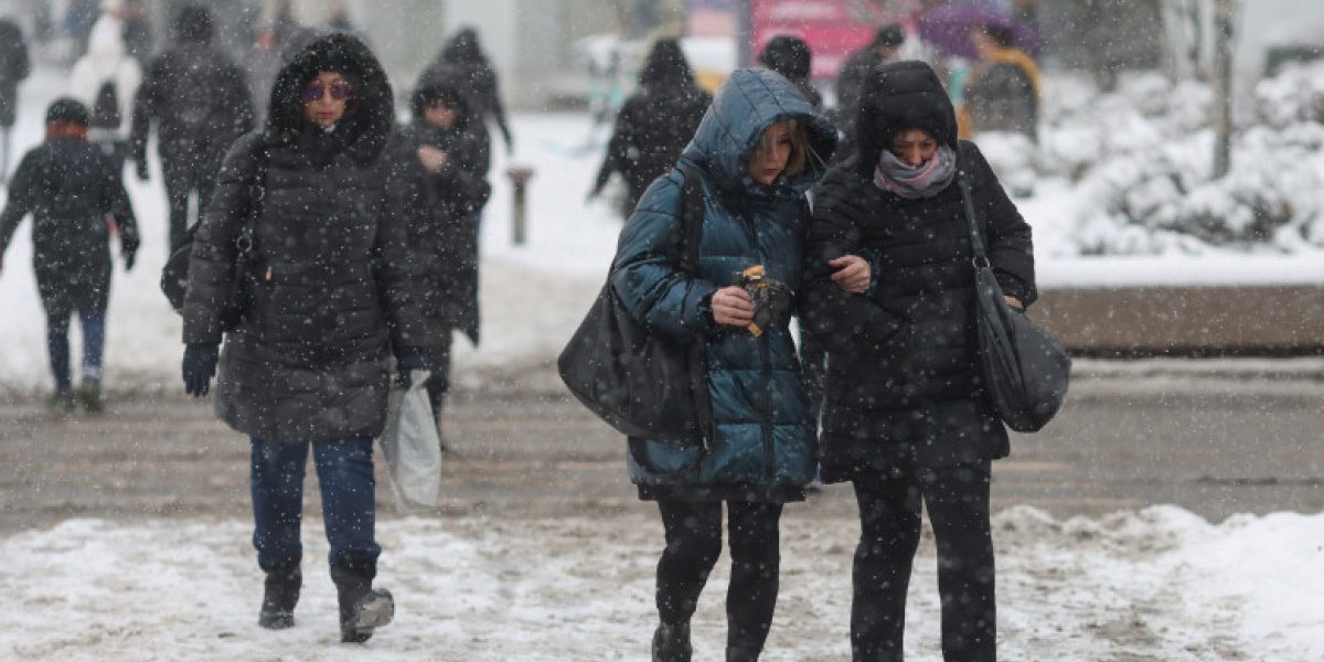 Vremea se schimbă radical de Crăciun: temperaturile scad la minime negative. Ce spun meteorologii despre precipitații