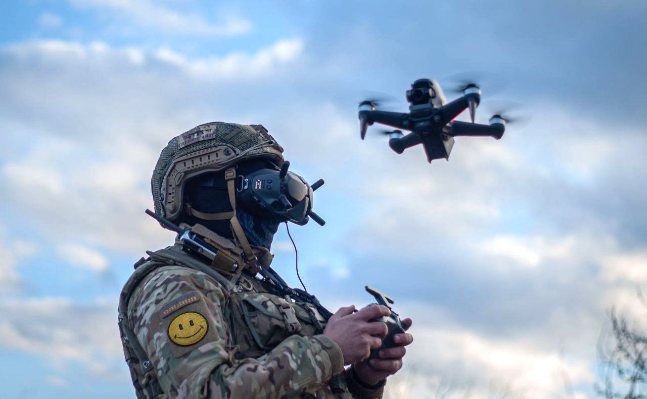 [ad_1] Ucraina a transformat aproape patru luni de conflict într-un laborator de inovație militară, dezvoltând drone, sisteme AI și platforme autonome pentru a compensa lipsa unui arsenal clasic comparabil cu cel rus