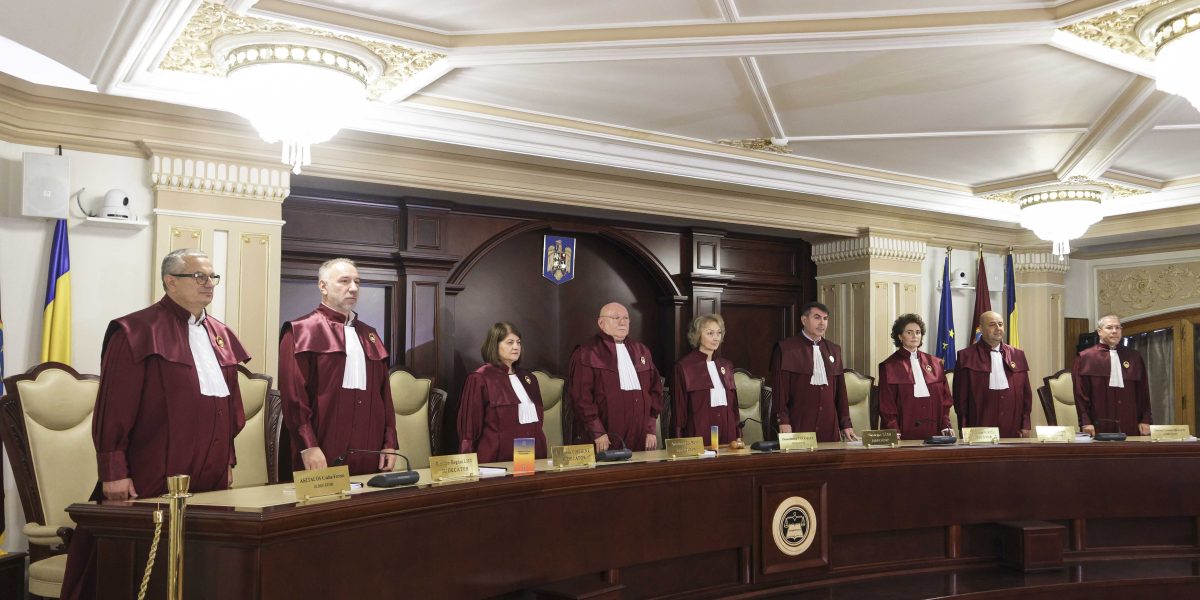 La aproape două săptămâni de prima amânare și de la protestele pe tema justiției declanșate de documentarul Recorder, CCR decide azi dacă legea privind pensiile magistraților este constituțională