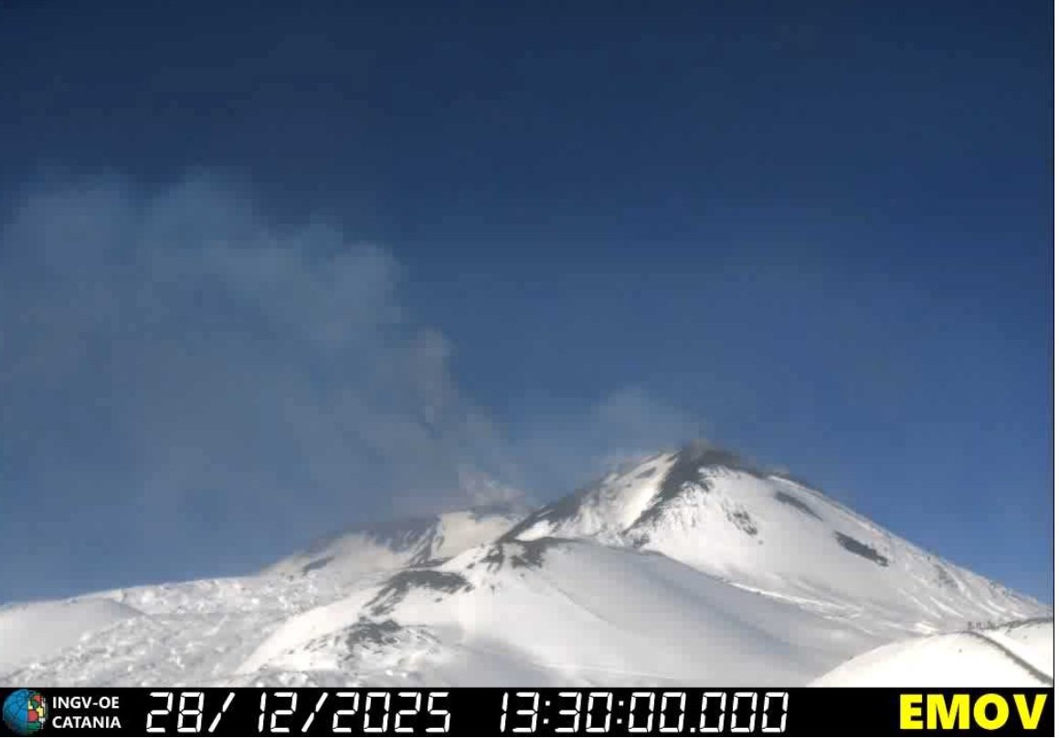 Vulcanul Etna, acoperit de zăpadă, a erupt din nou, lansând lavă și cenușă, cu avertizare roșie pentru avioane în apropiere