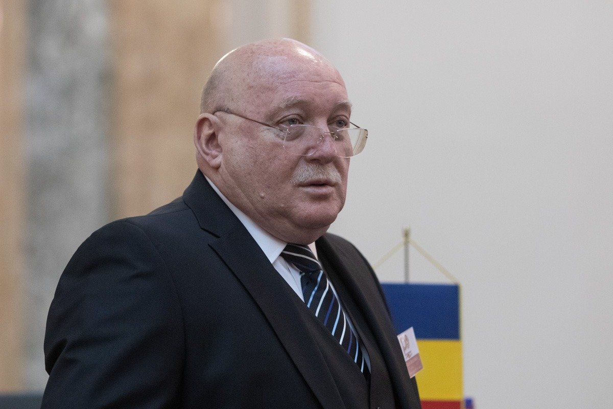 Judecătorii Curții Constituționale, într-un moment de tensiune și incertitudine politică, au fost protagonistii unei situații fără precedent, după ce ședința convocată pentru începutul acestei săptămâni a fost brusc anulată