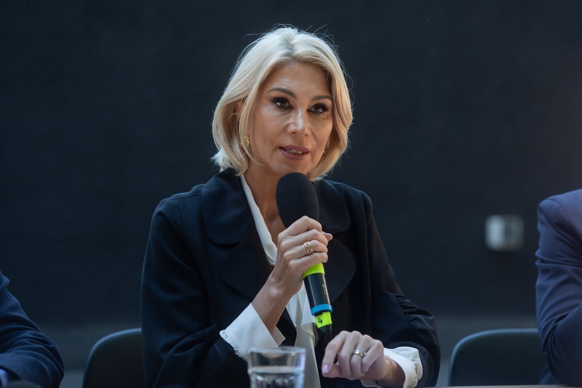 Criza decizională la Curtea Constituțională a României continuă: Raluca Turcan anunță intenția de reformare radicală a legii de funcționare a instituției Tensiunile legate de modul în care funcționează Curtea Constituțională a României (CCR) devin tot mai acute, pe fondul amânării deciziei cruciale privind pensiile speciale ale magistraților, o întârziere care aprinde vastele controverse politice și juridice din țară