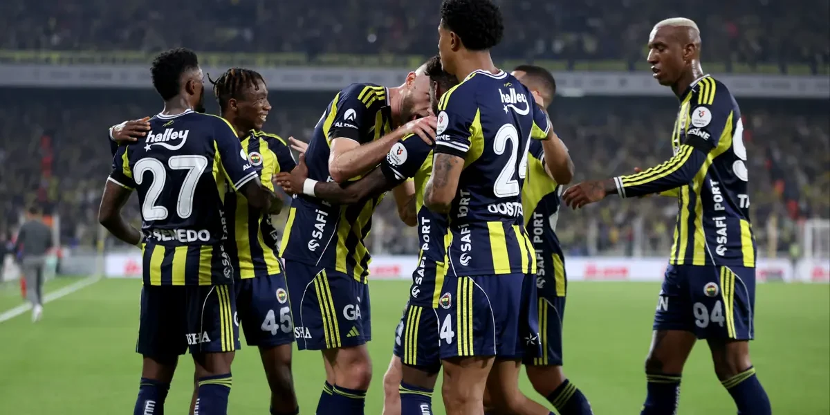 Fenerbahçe farkı yeniden 3'e indirmek için sahada, ilk 11'ler belli oldu