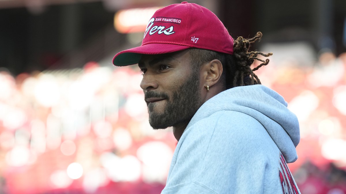 Fred Warner revine în playoff-urile NFL, anunță NBC Sports Bay Area.