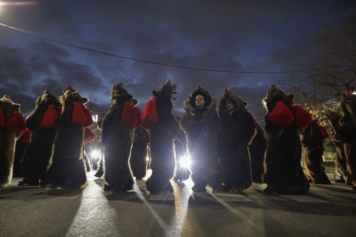 Copii din Brașov, în vârful sufletului și al tradiției, devin an de an mici ambasadori ai spiritului Crăciunului, aducând vestea bucuriei și a generozității în comunitate