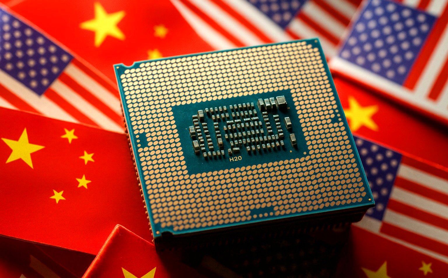 [ad_1] Războiul cipurilor pentru Inteligență artificială se desfășoară acum în jurul controlului asupra GPU‑urilor Nvidia, elemente esențiale pentru antrenarea modelelor mari de limbaj și pentru supercomputerele militare