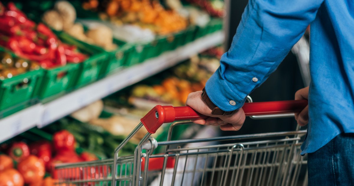 În pragul Anului Nou 2026, marile lanțuri de magazine din România au anunțat programe speciale, adaptate perioadei festive