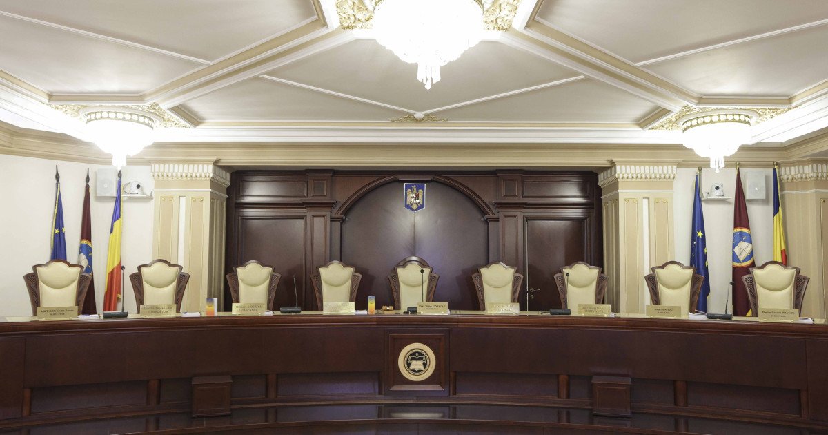 Judecătorii CCR numiți de PSD boicotează ședința pe tema pensiilor speciale Cei patru judecători ai Curții Constituționale (CCR) numiți de PSD – Gheorghe Stan, Cristian Deliorga, Bogdan Licu și Mihai Busuioc – au refuzat să participe la ședința dedicată dezbaterii legii pensiilor speciale pentru magistrați, generând astfel o reacție vehementă