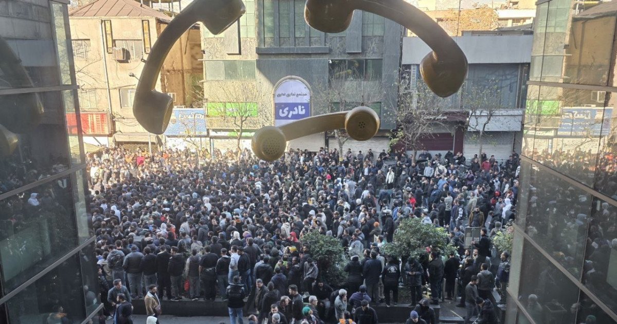 România se confruntă cu protestele comercianților din Teheran Președintele iranian Massoud Pezeshkian a cerut marți autorităților să asculte „revendicările legitime” ale comercianților, după două zile de proteste în centrul Teheranului, generate de criza economică și de creșterea alarmantă a prețurilor