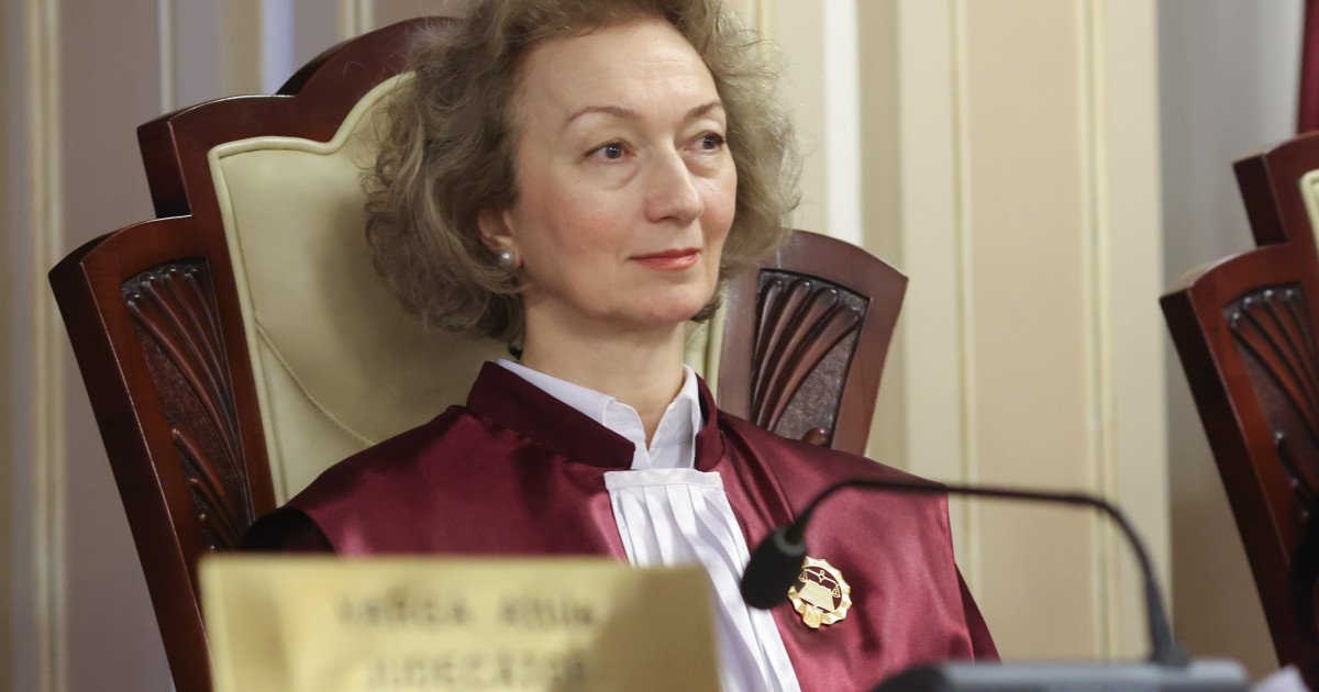 Amânarea deciziei privind pensiile magistraților creează incertitudini Președintele Curții Constituționale, Simina Tănăsescu, a anunțat luni că deliberările asupra legii pensiilor magistraților au fost din nou întrerupte, provocând astfel o stare de incertitudine în rândul specialiștilor și al opiniei publice