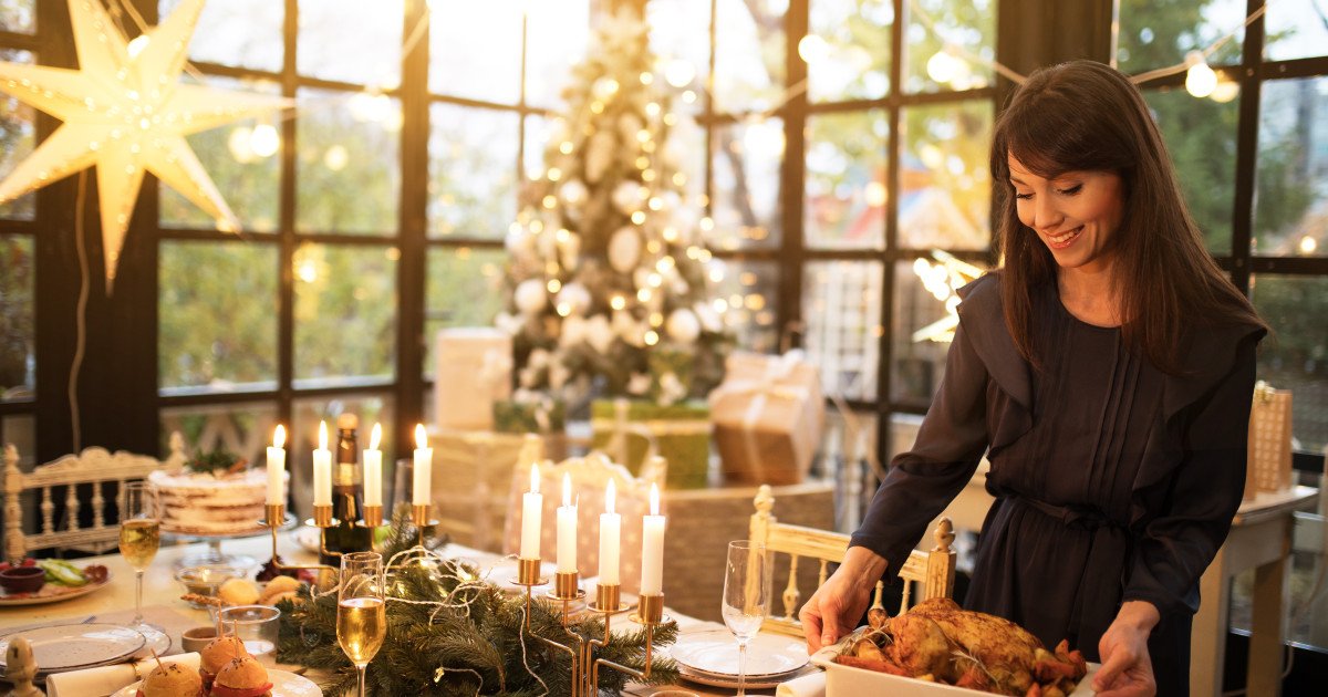 Alimentele esențiale pentru masa de Anul Nou: simboluri de prosperitate și tradiții românești Masa de Anul Nou în România este un ritual complex care îmbină gastronomia cu simboluri ancestrale menite să atragă norocul, sănătatea și prosperitatea pentru anul care vine