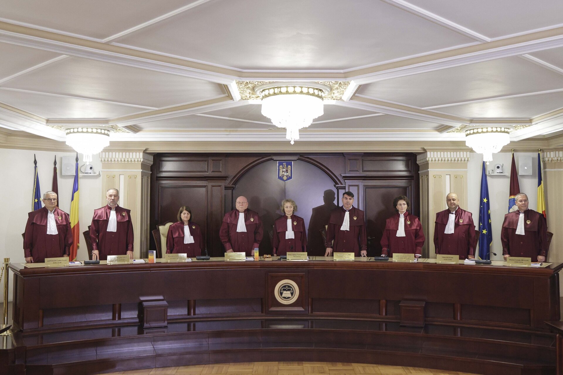 Judecătorii CCR ies din sală: un gest de neîncredere în justiție După ce patru judecători de la Curtea Constituțională a României au decis să iasă din sala de ședințe duminică, situația juridică din România se află într-un impas