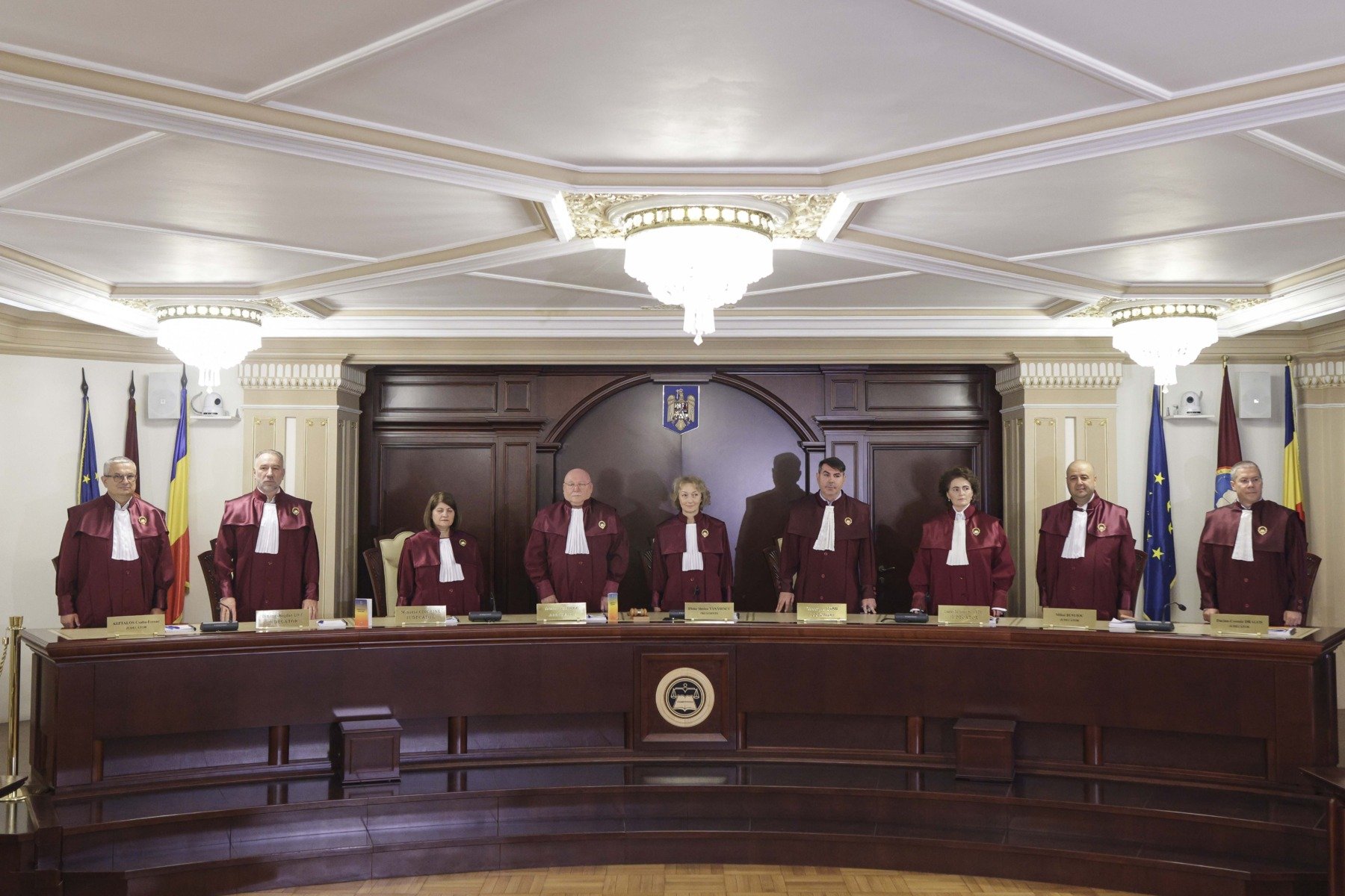 Curtea Constituțională a României se pregătește pentru o nouă rundă de deliberări, care poate fi decisivă pentru soarta Legii pensiilor de serviciu ale magistraților, o temă sensibilă cu impact semnificativ asupra sistemului judiciar și a echilibrului între independența judecătorilor și controlul de sistem