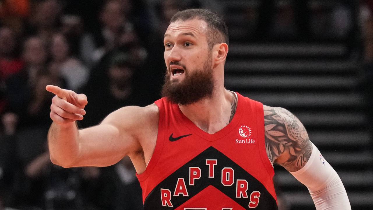 [ad_1] Tornike Mamukelashvili, fost coleg de la Seton Hall și pick-ul 54 al draftului NBA 2021, își consolidează prezența în NBA prin contribuția sa la Toronto Raptors, echipă aflată în topul Conferinței de Est