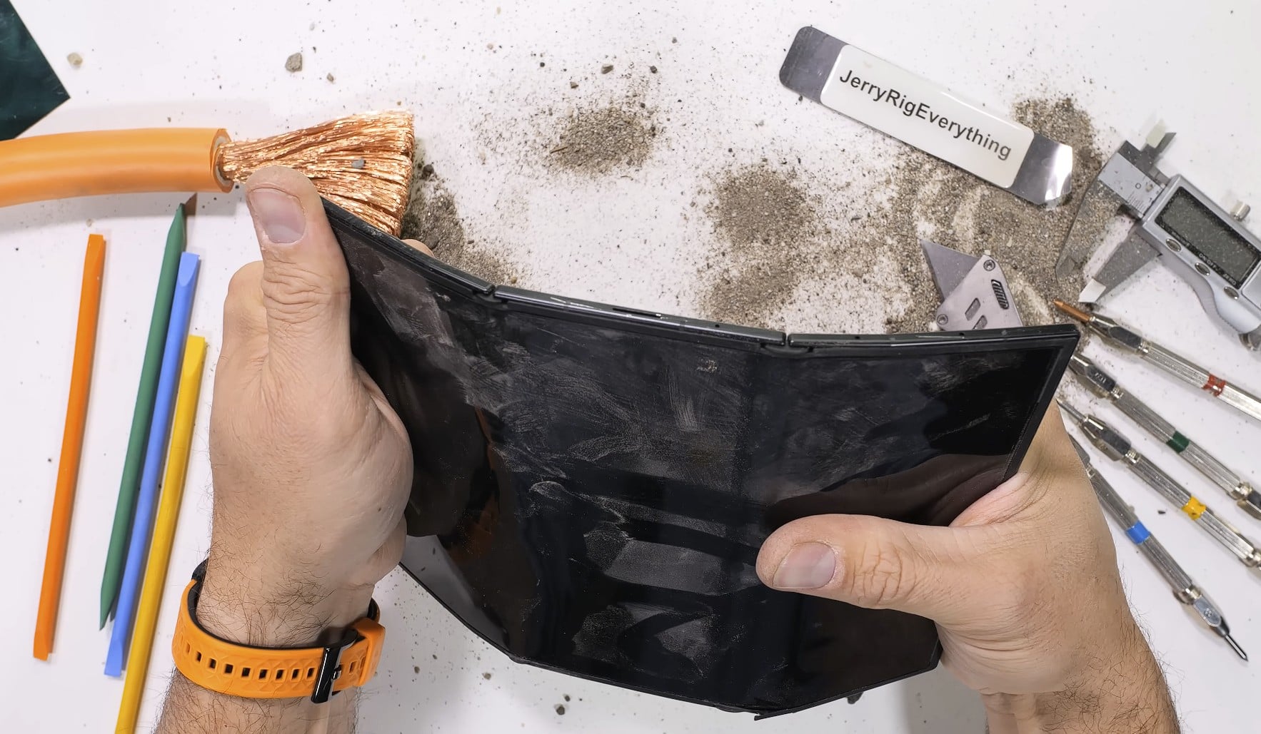 [ad_1] Samsung Galaxy Z TriFold a intrat în atenție după ce testul de rezistență realizat de canalul JerryRigEverything a scos la iveală o vulnerabilitate severă: ecranul se rupe în urma unei singure îndoituri în direcția greșită