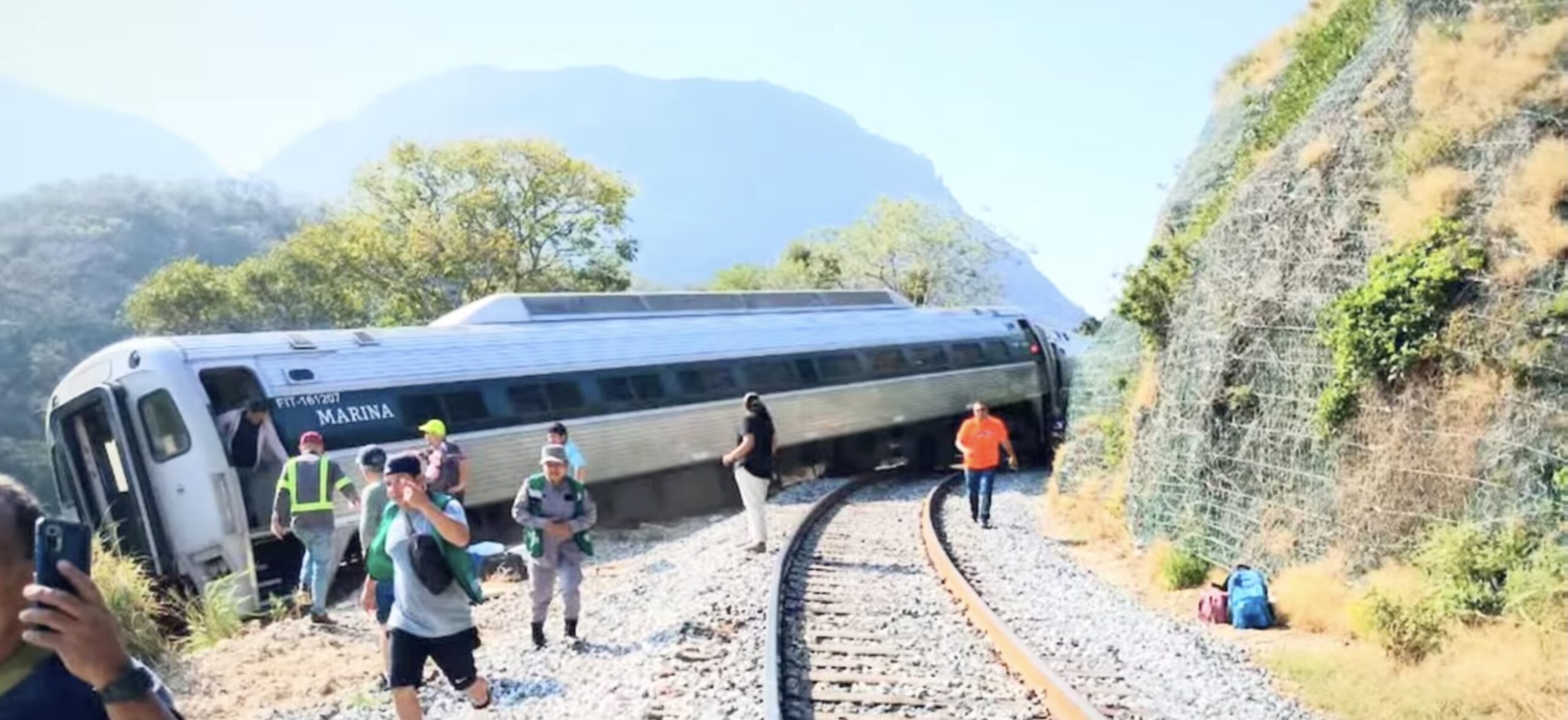 [ad_1] Un tren cu peste 240 de pasageri și nouă angajați feroviari a ieșit de pe șine duminică, în statul Oaxaca din sudul Mexicului, a anunțat marina mexicană, care gestionează această rută