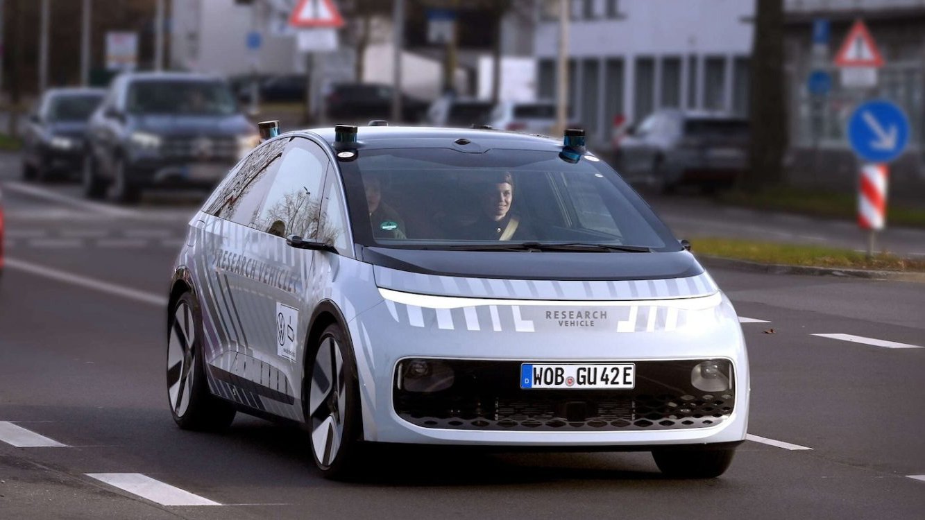 [ad_1] Taxiurile autonome devin subiect de interes în Europa, iar Volkswagen Group a demarat în Wolfsburg o fază de testare cu vehiculul de cercetare Gen.Urban1, conceput special pentru mobilitate fără șofer