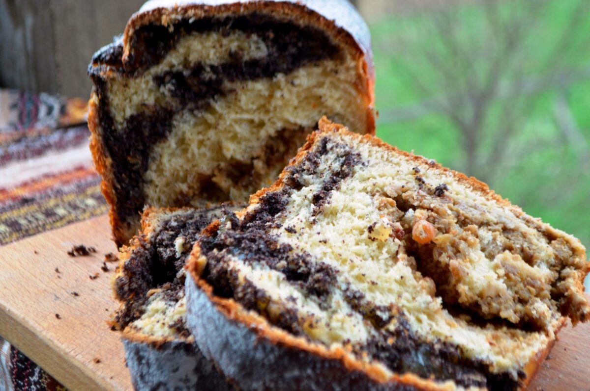 Cozonacii, simbol al sărbătorilor tradiționale românești, au o istorie adesea nevăzută, însă legată strâns de sărbătorile pascale și de tradițiile populare