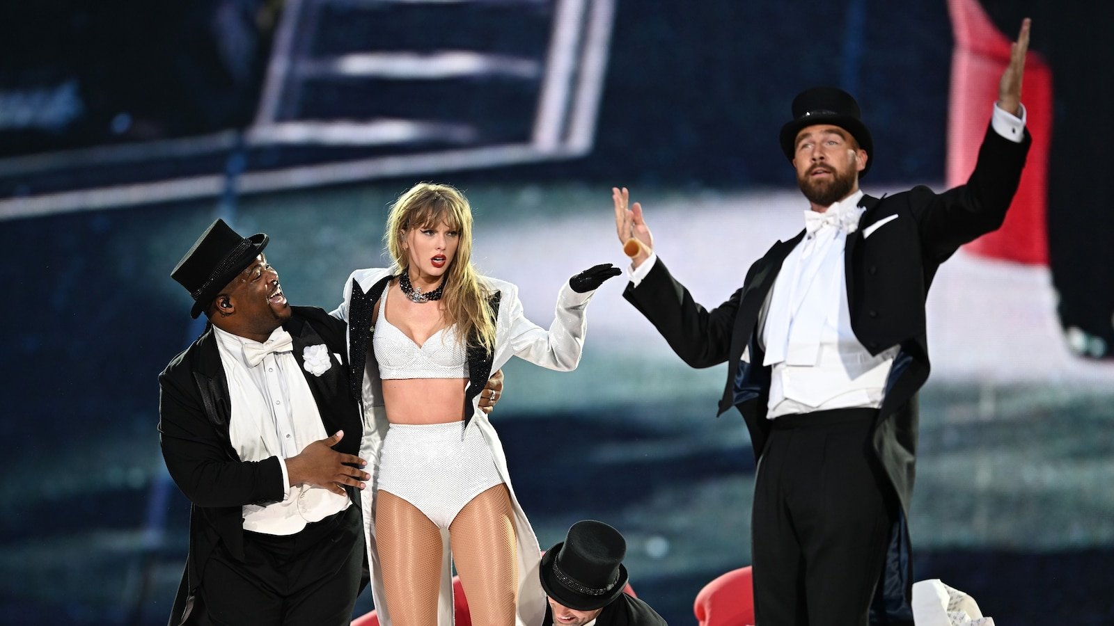 Travis Kelce apare alături de Taylor Swift în noile episoade ale „Sfârșitul unei ere”.